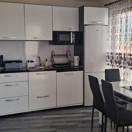 Black And White Apartment Karlovo Exterior foto