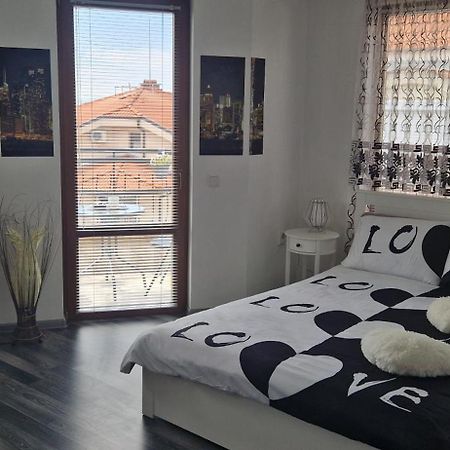 Black And White Apartment Karlovo Exterior foto